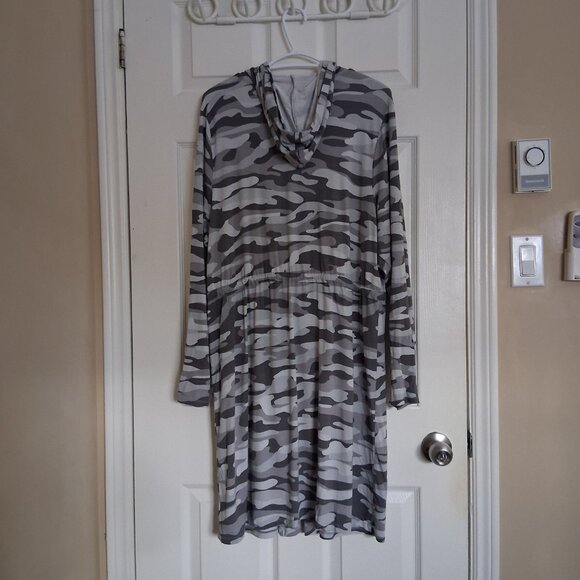 Torrid Women's Size 3X Gray Camo Super Soft Hooded Anorak Open Cardigan - Picture 4 of 12